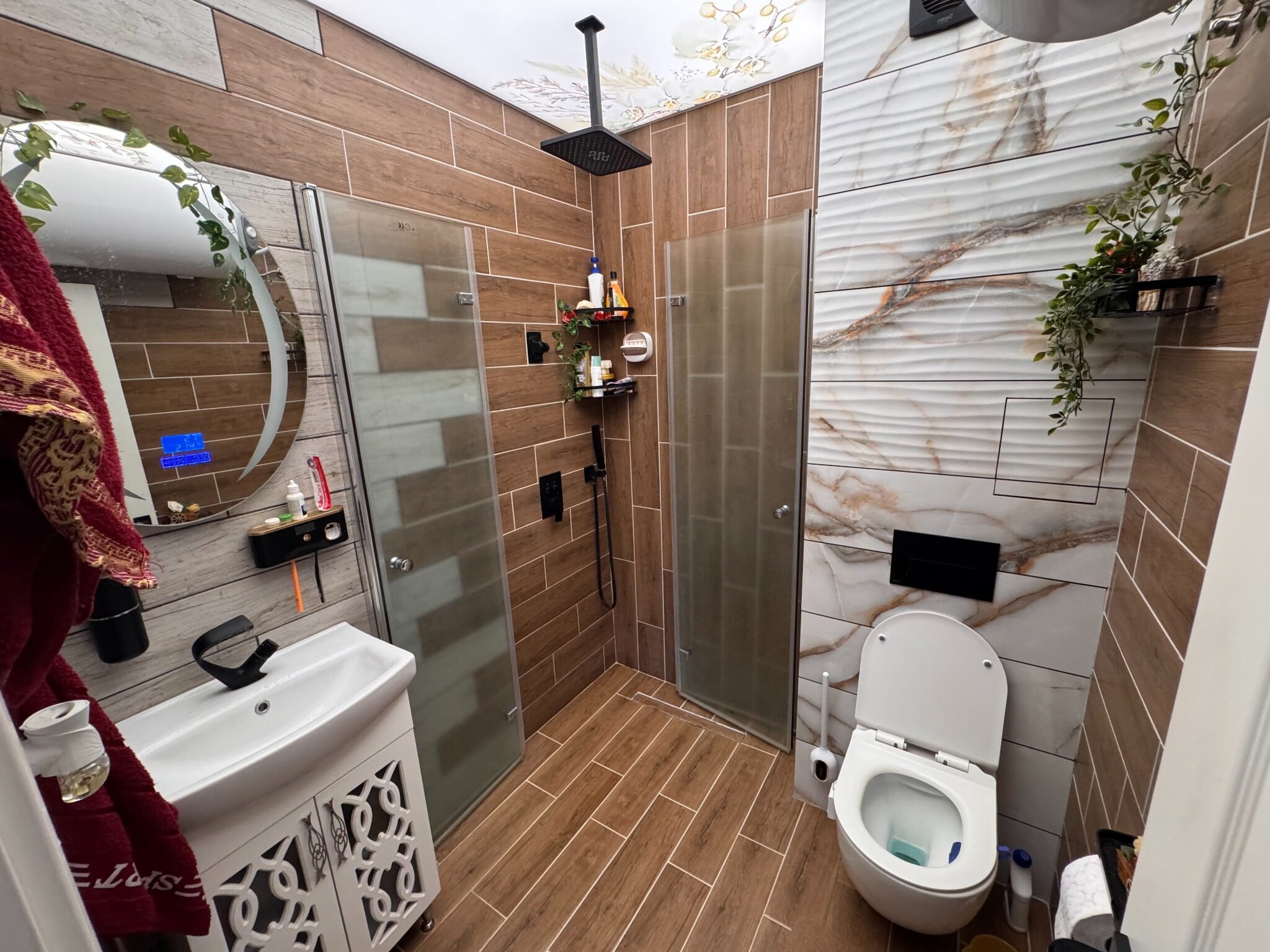Sunny Hill bathroom with shower